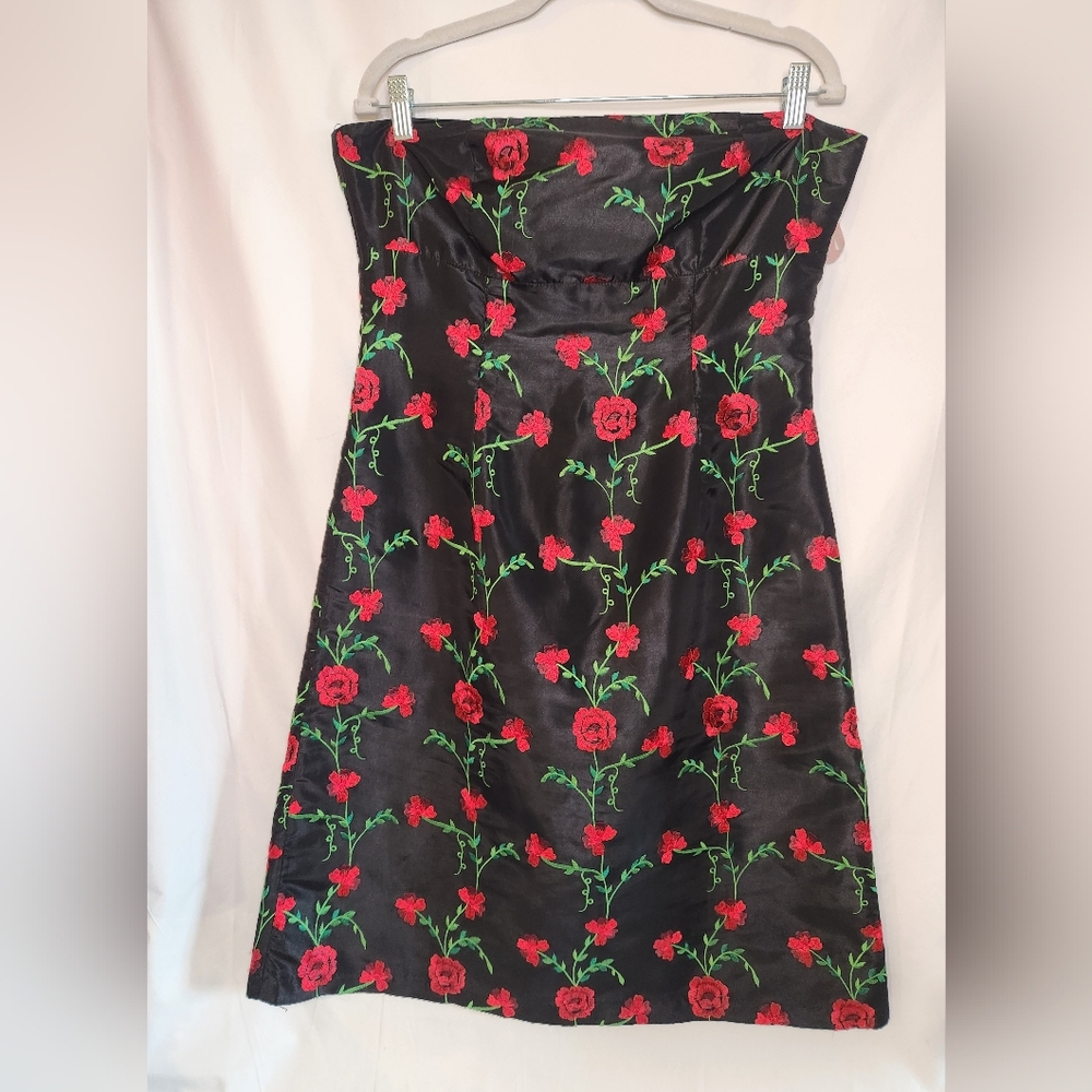 Sweet Chemise Black Strapless Dress With Red Emroidered Flowers